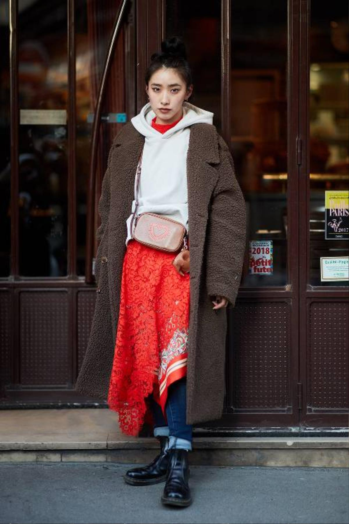 Áo khoác dáng dài, váy quét đất bắt tay nhau 'oanh tạc' street style Paris FW Ảnh 1