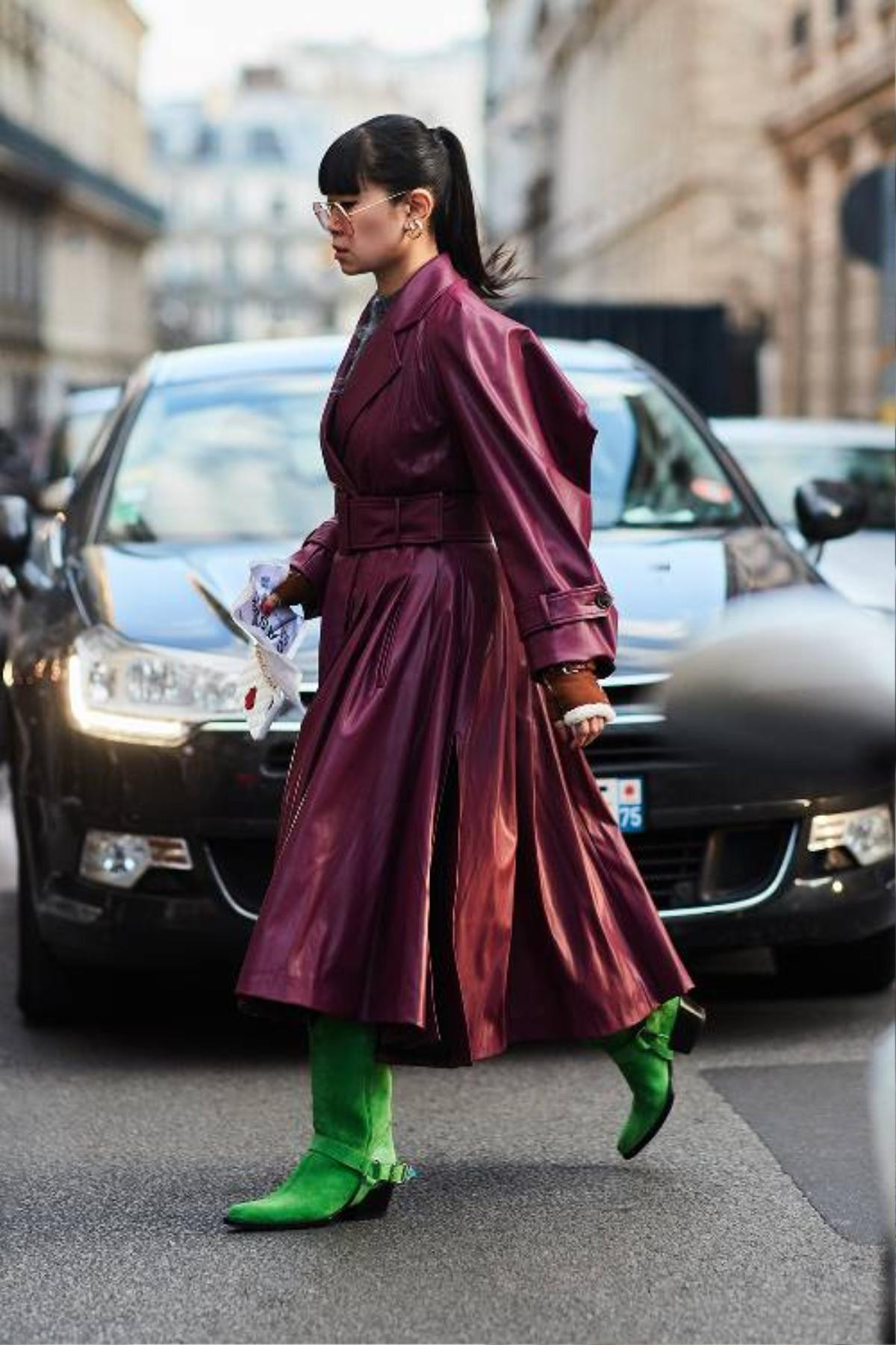 Áo khoác dáng dài, váy quét đất bắt tay nhau 'oanh tạc' street style Paris FW Ảnh 16