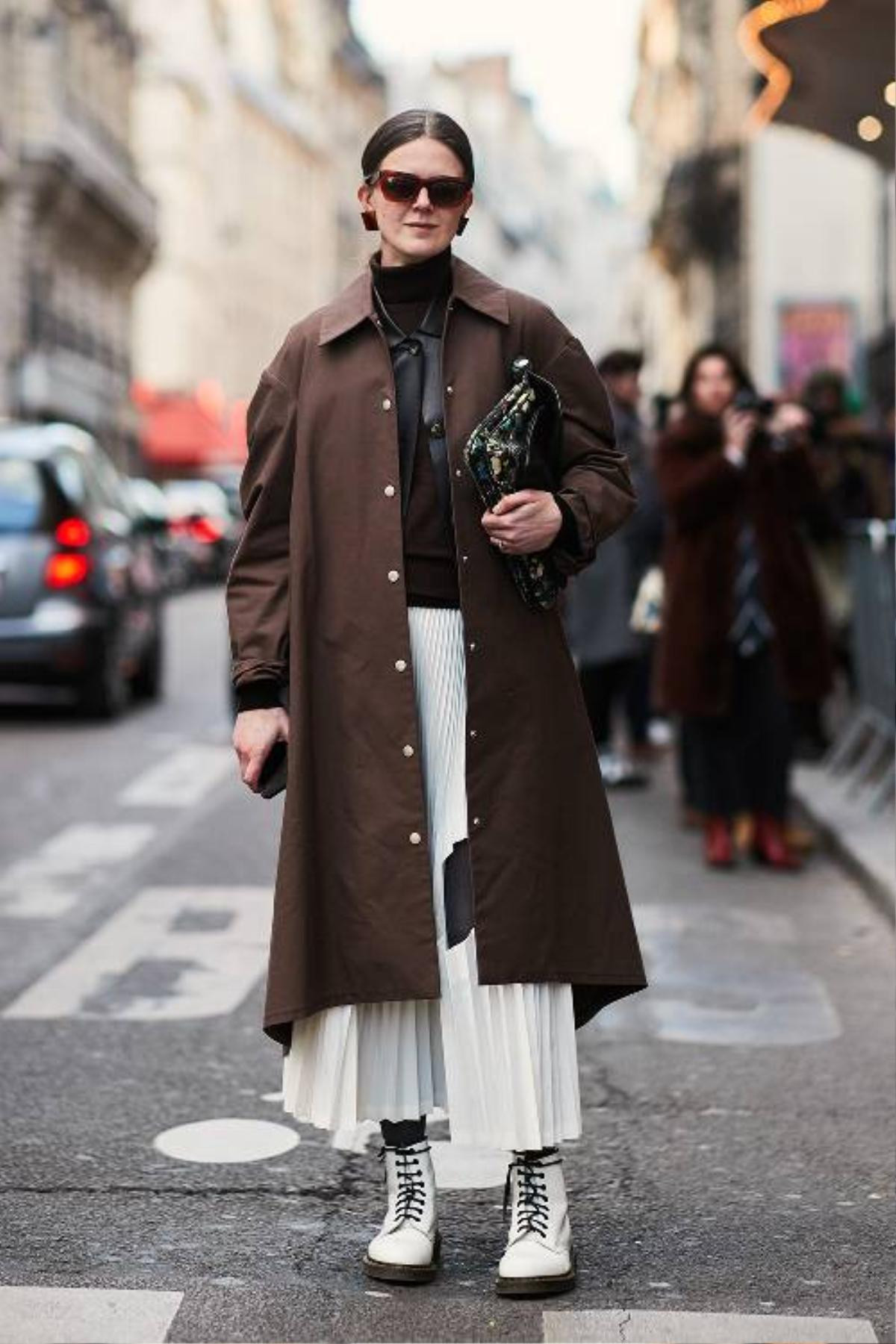 Áo khoác dáng dài, váy quét đất bắt tay nhau 'oanh tạc' street style Paris FW Ảnh 9