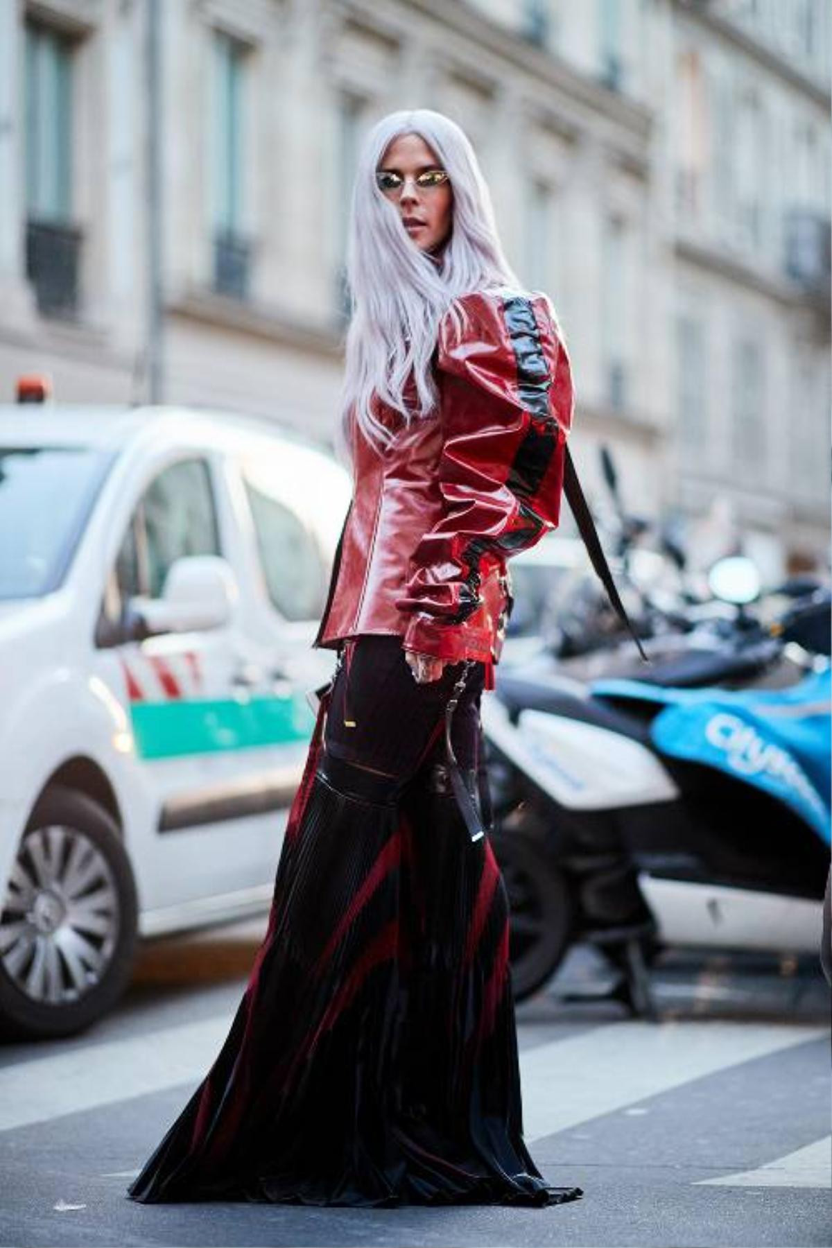 Áo khoác dáng dài, váy quét đất bắt tay nhau 'oanh tạc' street style Paris FW Ảnh 7