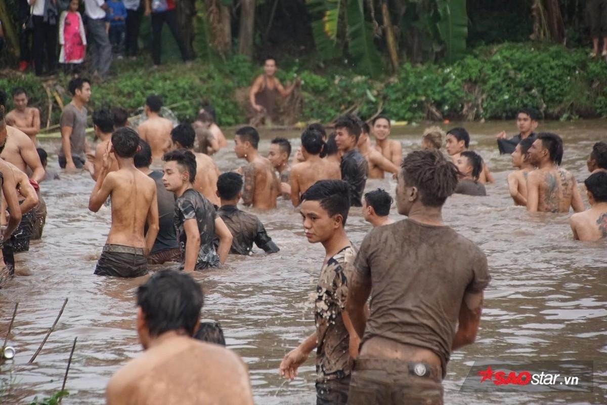 Hàng trăm trai làng cởi trần, phi xuống tắm bùn để tranh nhau cướp phết cầu may Ảnh 11