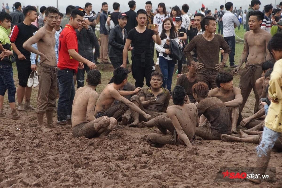 Hàng trăm trai làng cởi trần, phi xuống tắm bùn để tranh nhau cướp phết cầu may Ảnh 8