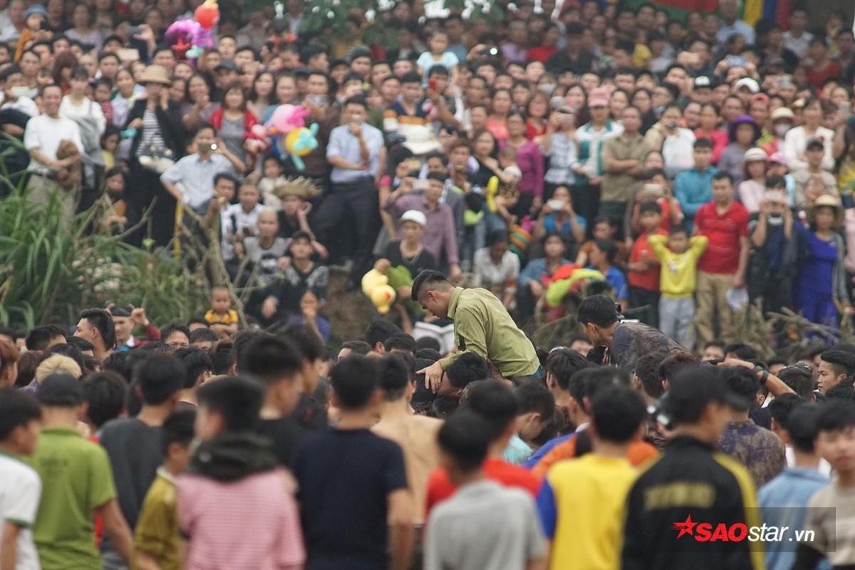 Hàng trăm trai làng cởi trần, phi xuống tắm bùn để tranh nhau cướp phết cầu may Ảnh 4