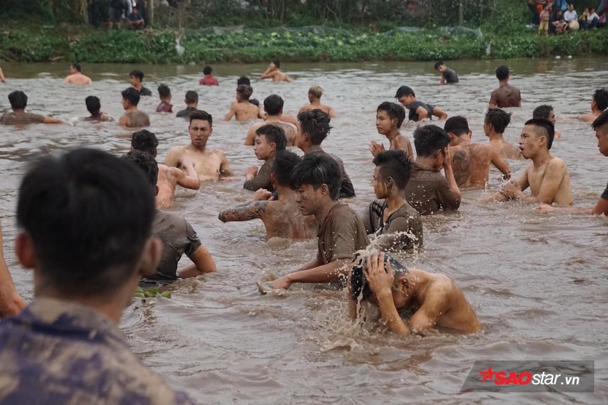 Hàng trăm trai làng cởi trần, phi xuống tắm bùn để tranh nhau cướp phết cầu may Ảnh 10