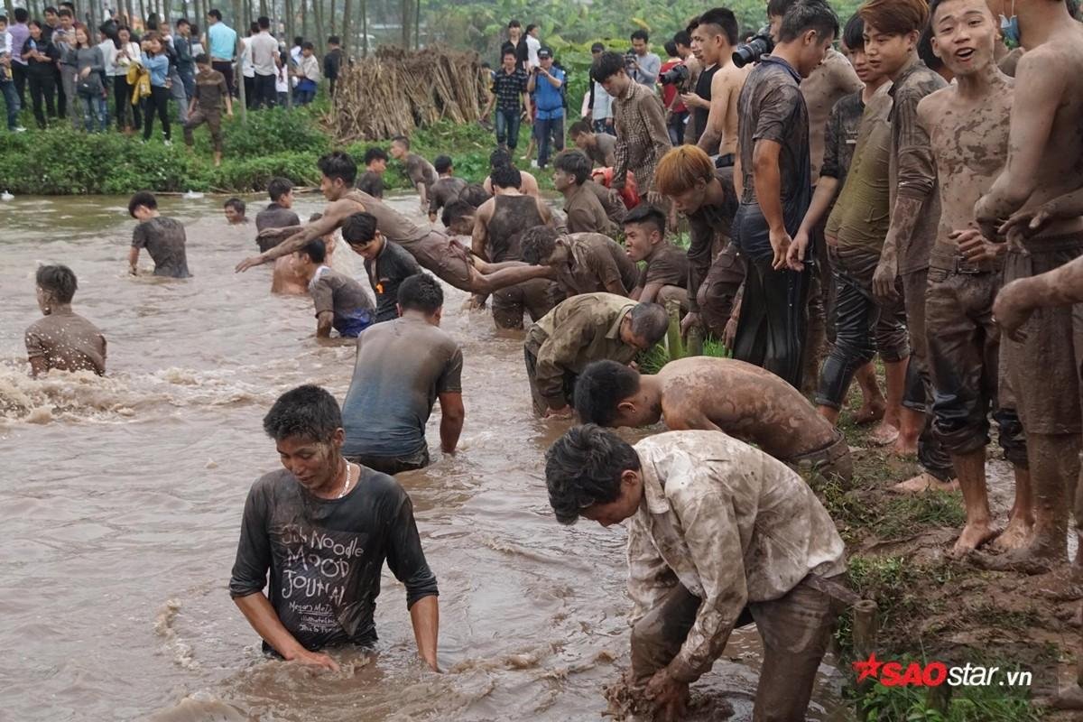 Hàng trăm trai làng cởi trần, phi xuống tắm bùn để tranh nhau cướp phết cầu may Ảnh 9