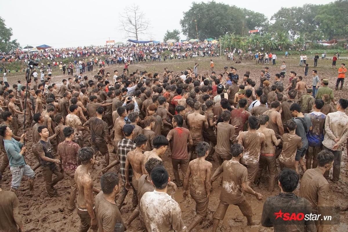 Hàng trăm trai làng cởi trần, phi xuống tắm bùn để tranh nhau cướp phết cầu may Ảnh 2