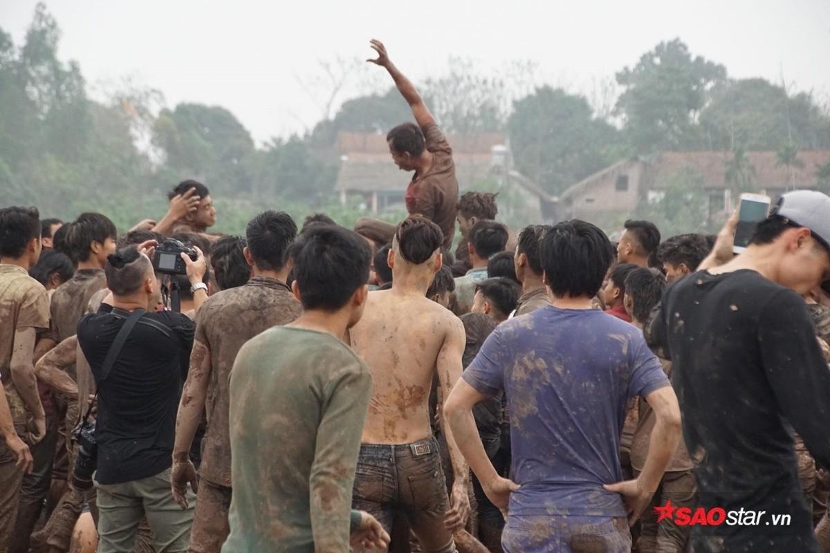 Hàng trăm trai làng cởi trần, phi xuống tắm bùn để tranh nhau cướp phết cầu may Ảnh 3