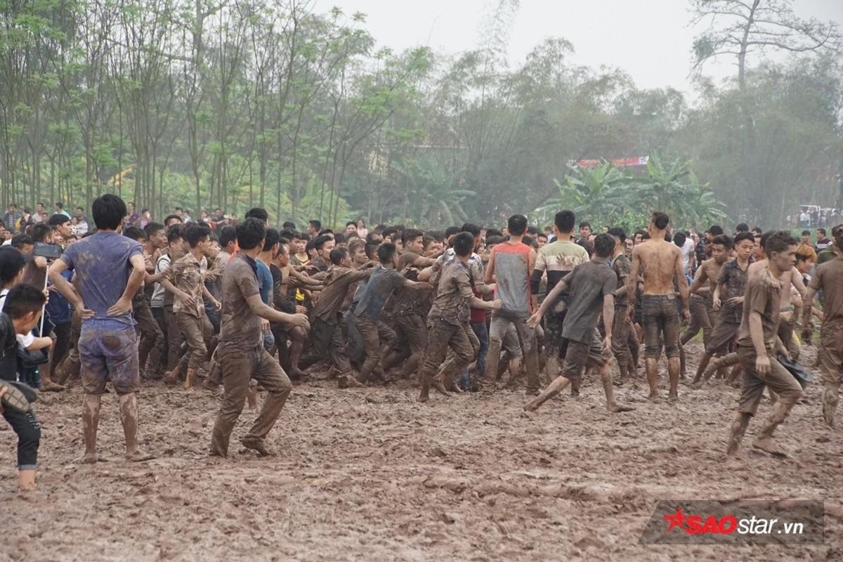 Hàng trăm trai làng cởi trần, phi xuống tắm bùn để tranh nhau cướp phết cầu may Ảnh 1