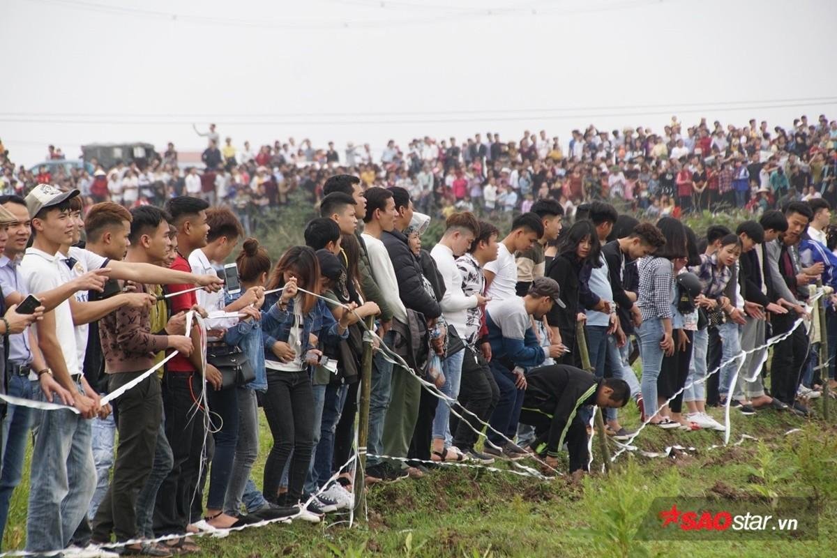 Hàng trăm trai làng cởi trần, phi xuống tắm bùn để tranh nhau cướp phết cầu may Ảnh 13