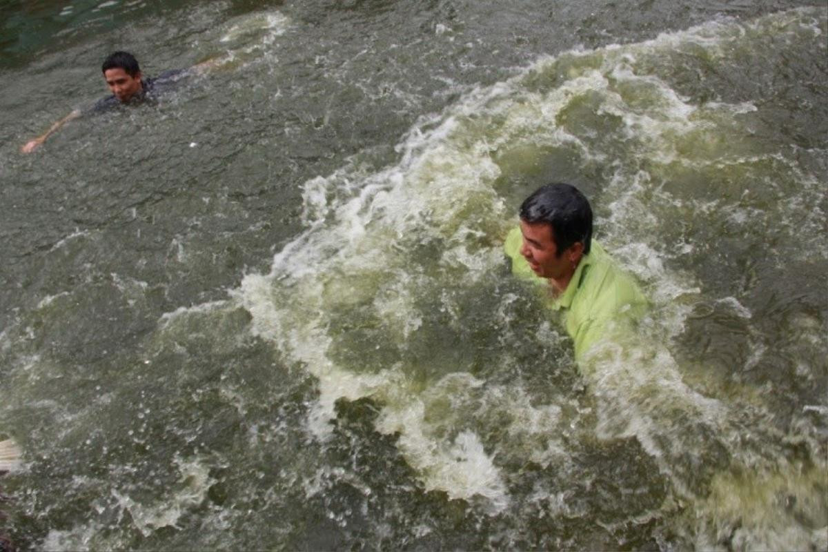 Cười 'té ghế' với màn đuổi bắt vịt ở hội làng Vạn Phúc Ảnh 7