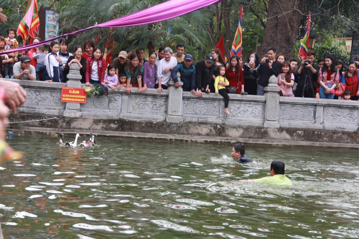 Cười 'té ghế' với màn đuổi bắt vịt ở hội làng Vạn Phúc Ảnh 8