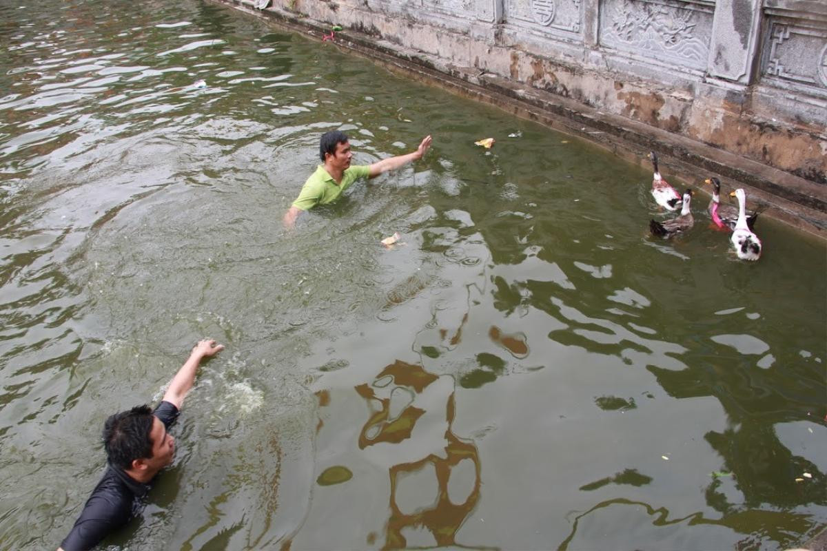 Cười 'té ghế' với màn đuổi bắt vịt ở hội làng Vạn Phúc Ảnh 4