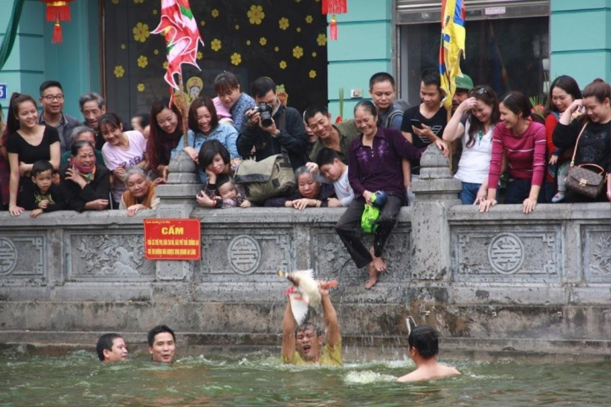 Cười 'té ghế' với màn đuổi bắt vịt ở hội làng Vạn Phúc Ảnh 13