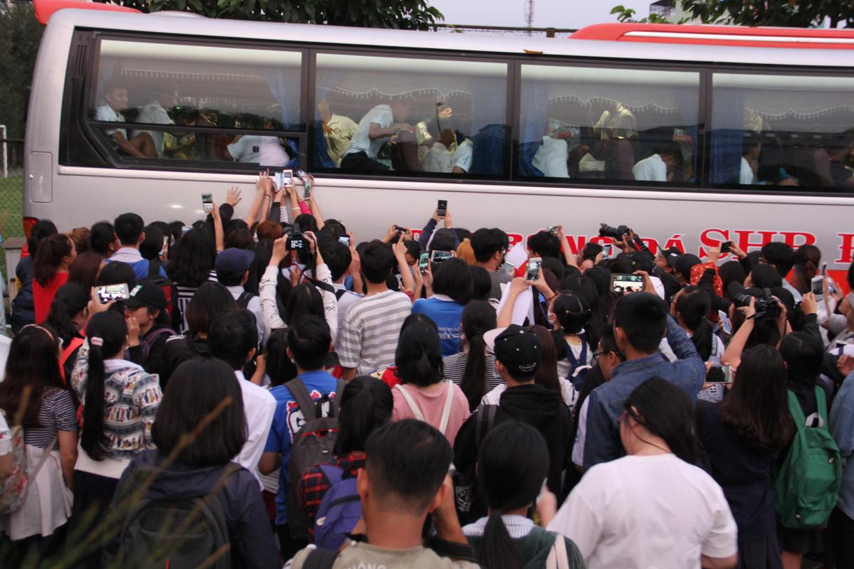 Hà Đức Chinh bị hàng trăm fan nữ bao vây, đồng loạt khen: 'Đen nhưng mà ngon!' Ảnh 13