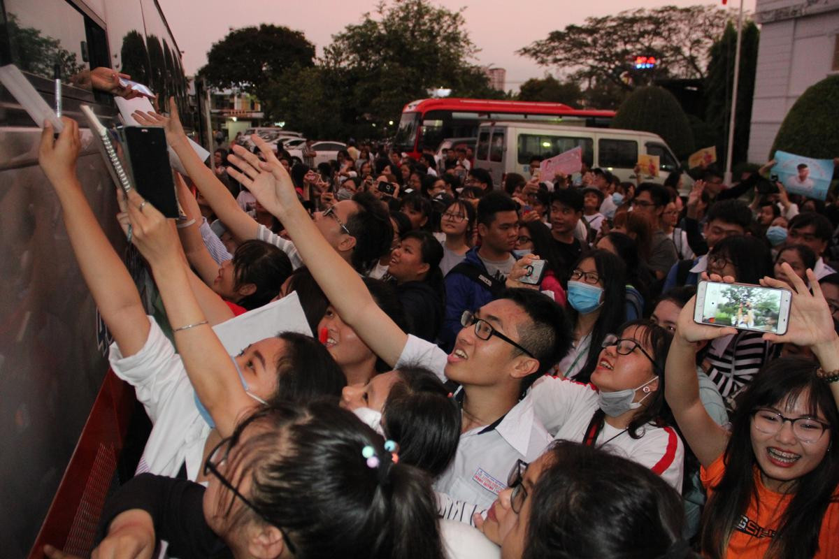 Hà Đức Chinh bị hàng trăm fan nữ bao vây, đồng loạt khen: 'Đen nhưng mà ngon!' Ảnh 14