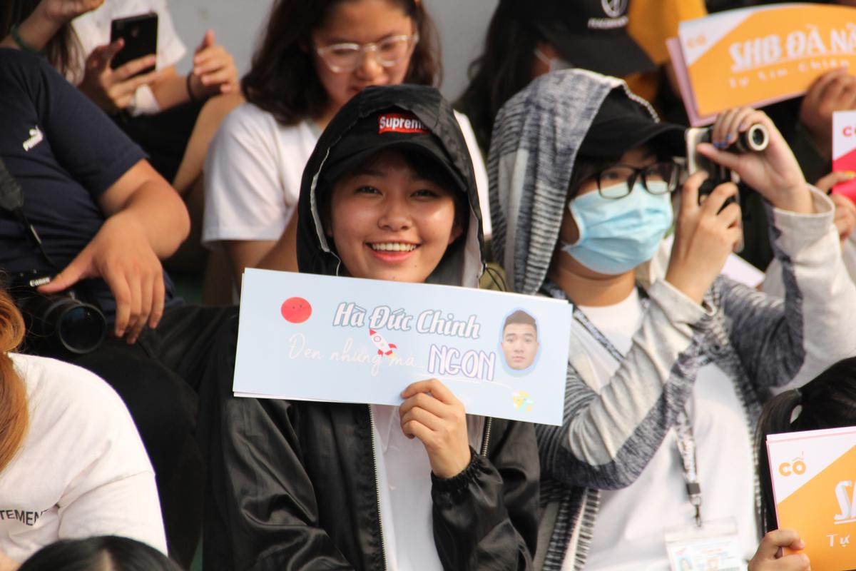 Hà Đức Chinh bị hàng trăm fan nữ bao vây, đồng loạt khen: 'Đen nhưng mà ngon!' Ảnh 3