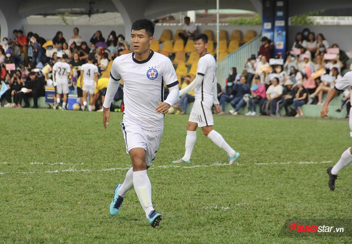 Hà Đức Chinh bị hàng trăm fan nữ bao vây, đồng loạt khen: 'Đen nhưng mà ngon!' Ảnh 1