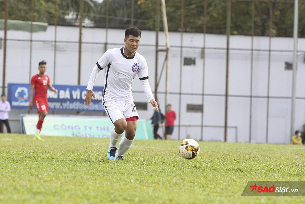 Hà Đức Chinh bị hàng trăm fan nữ bao vây, đồng loạt khen: 'Đen nhưng mà ngon!' Ảnh 6