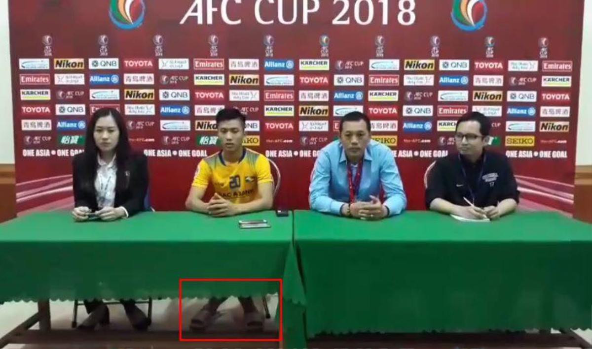 Văn Đức mang dép lê họp báo AFC Cup, Xuân Mạnh tặng bàn thắng cho bà nội Ảnh 2