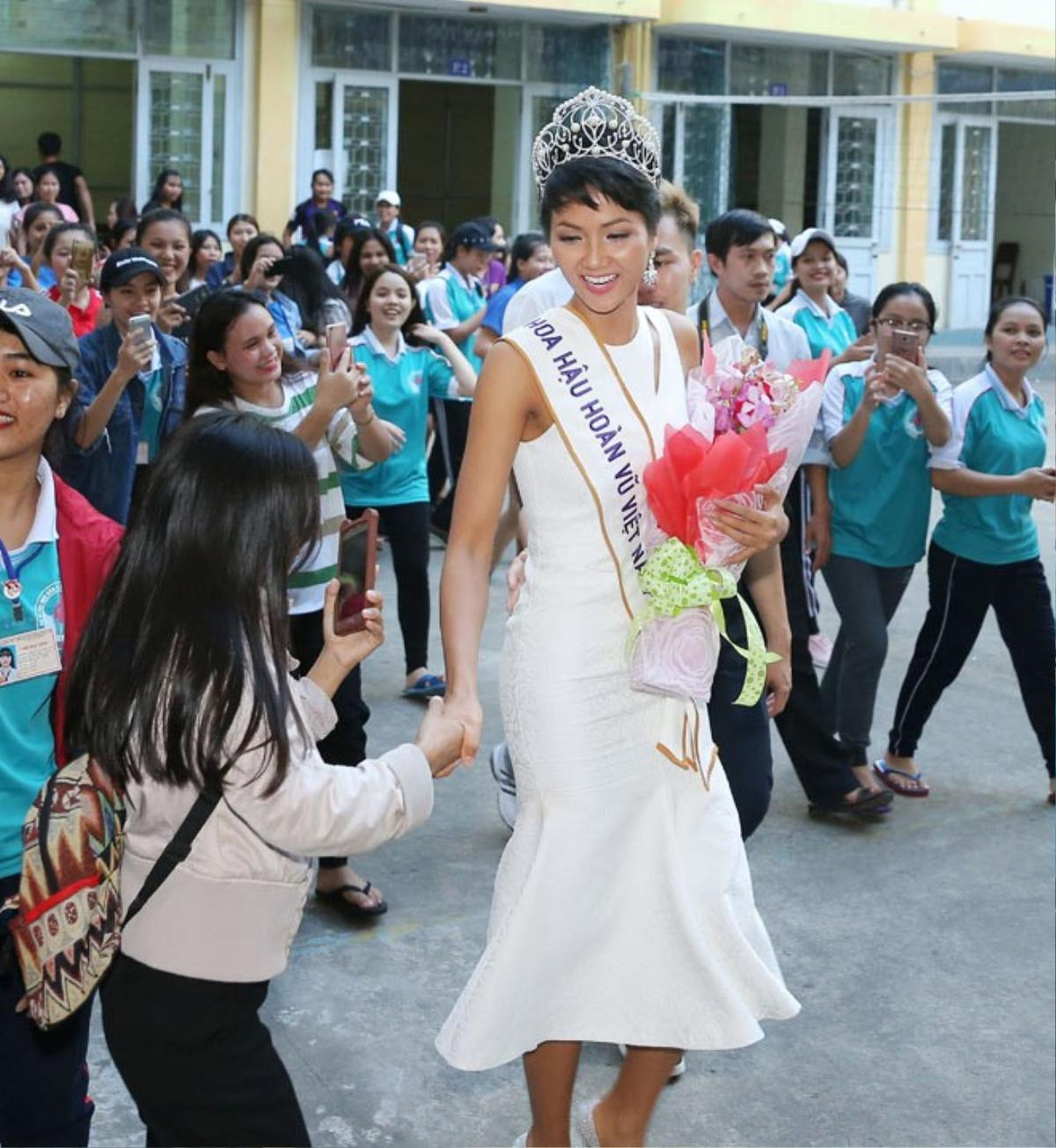 Bất chấp bị chê 'một màu', H'Hen Niê vẫn quá đà với váy áo sắc trắng Ảnh 12