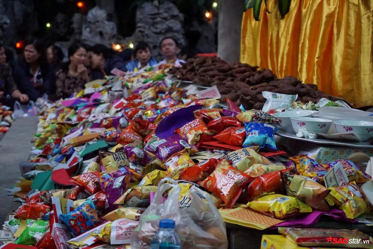 Nghìn người chen chân, ngồi trong chùa chờ làm lễ cầu an lớn nhất năm Ảnh 7