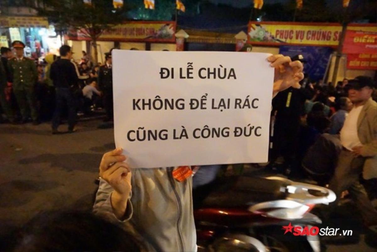 'Biển người' dự đại lễ cầu an, không phương tiện nào có thể di chuyển phía ngoài chùa Phúc Khánh Ảnh 6