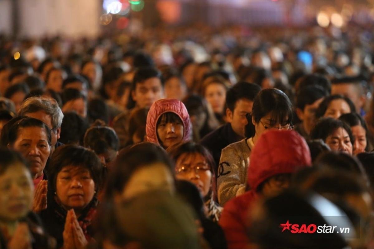 'Biển người' dự đại lễ cầu an, không phương tiện nào có thể di chuyển phía ngoài chùa Phúc Khánh Ảnh 5