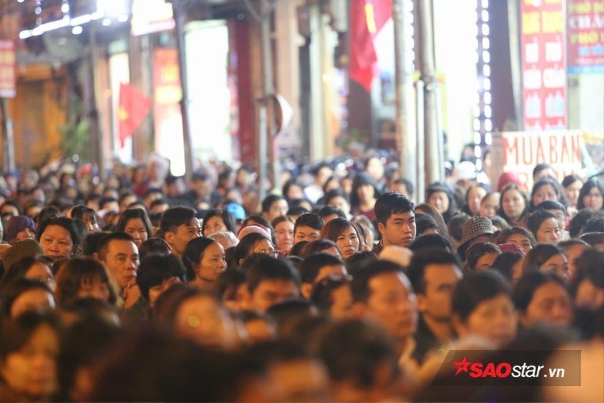 'Biển người' dự đại lễ cầu an, không phương tiện nào có thể di chuyển phía ngoài chùa Phúc Khánh Ảnh 2