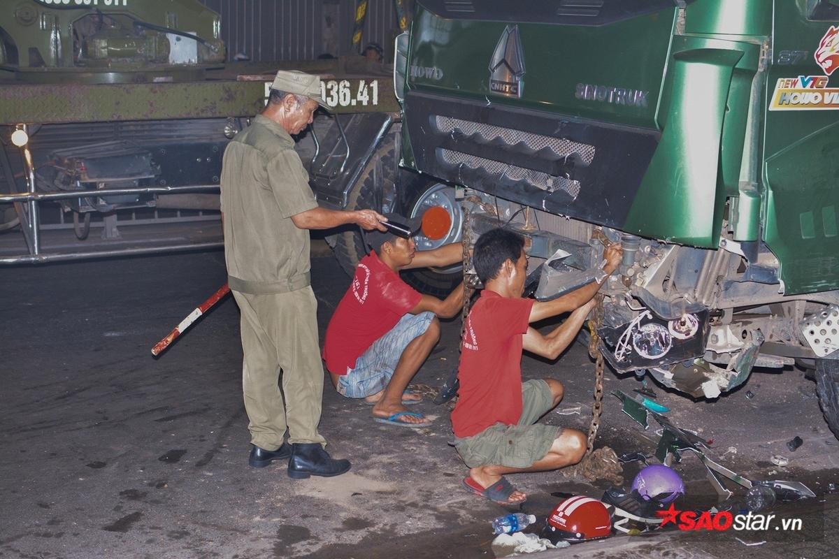 Tai nạn kinh hoàng: Ô tô 'điên' cuốn gần 10 xe máy vào gầm, tài xế bỏ chạy mặc nhiều người thương vong Ảnh 5