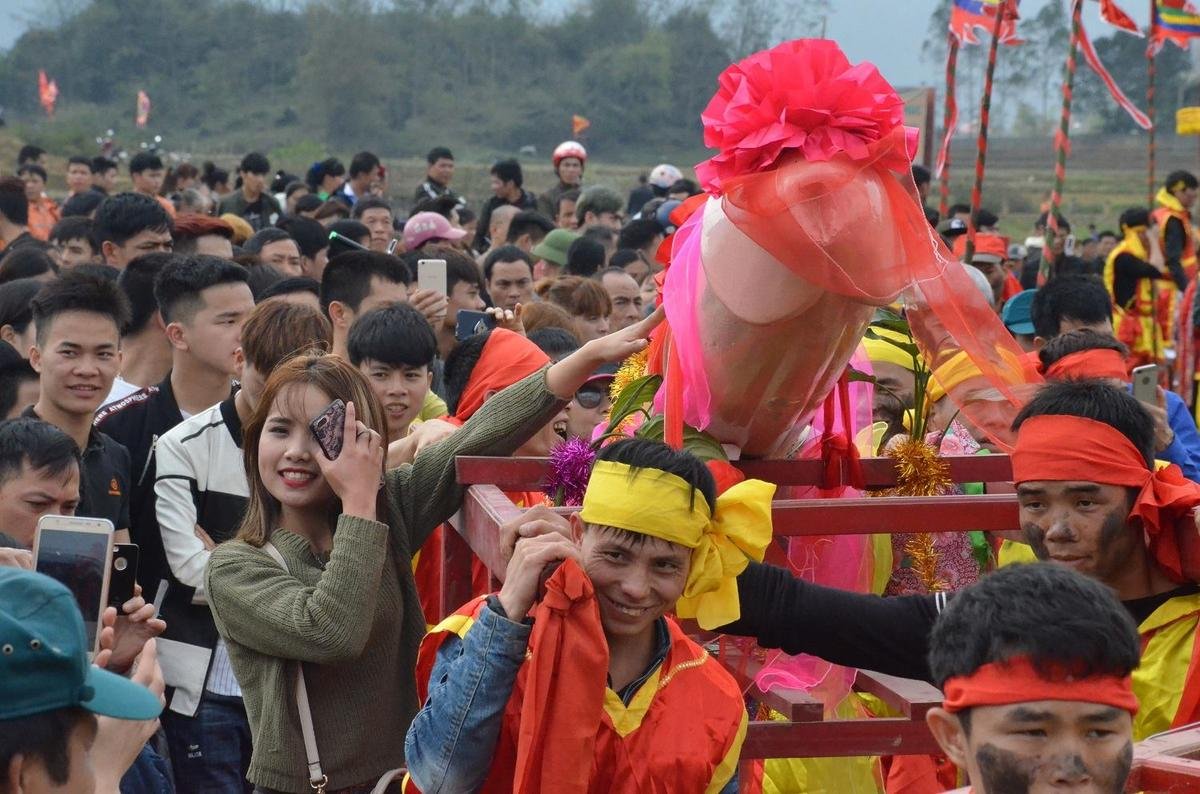 Trai gái thích thú thi nhau ôm, sờ lên linh vật trong lễ hội ‘rước của quý’ lớn nhất Việt Nam Ảnh 12