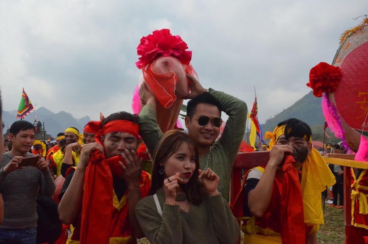 Trai gái thích thú thi nhau ôm, sờ lên linh vật trong lễ hội ‘rước của quý’ lớn nhất Việt Nam Ảnh 6