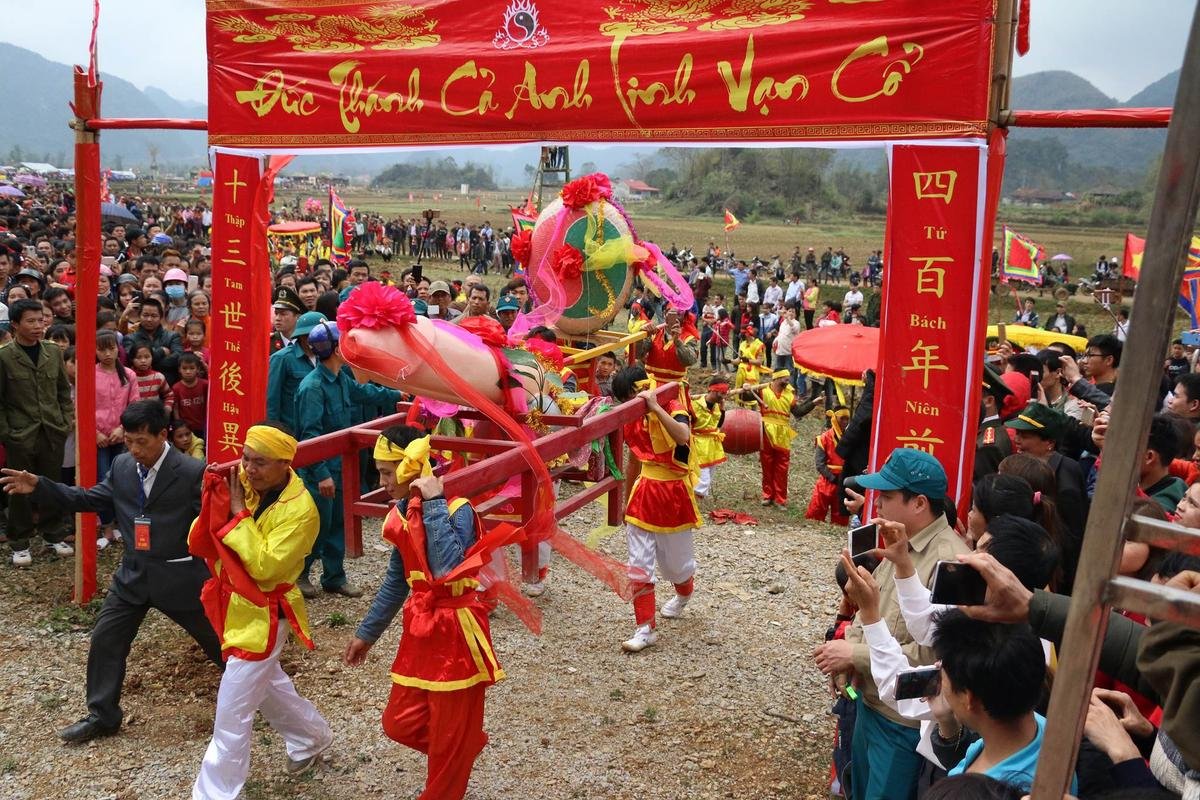 Trai gái thích thú thi nhau ôm, sờ lên linh vật trong lễ hội ‘rước của quý’ lớn nhất Việt Nam Ảnh 2