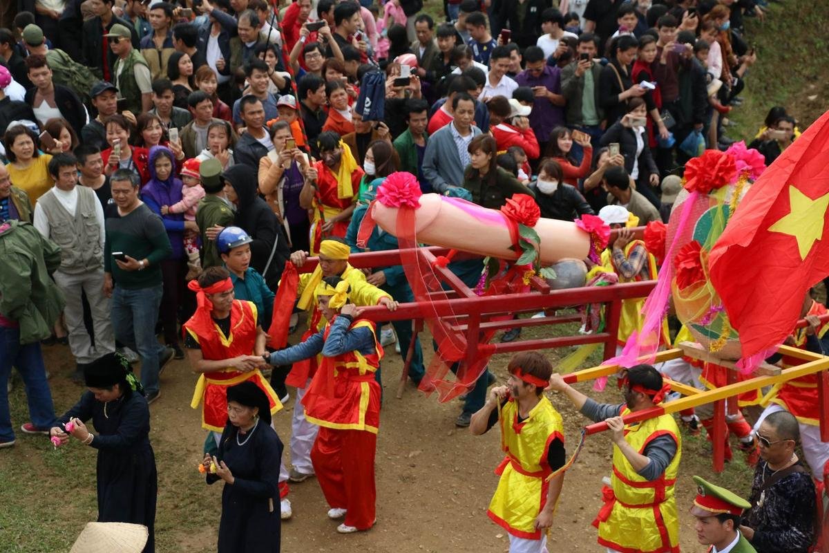 Trai gái thích thú thi nhau ôm, sờ lên linh vật trong lễ hội ‘rước của quý’ lớn nhất Việt Nam Ảnh 3