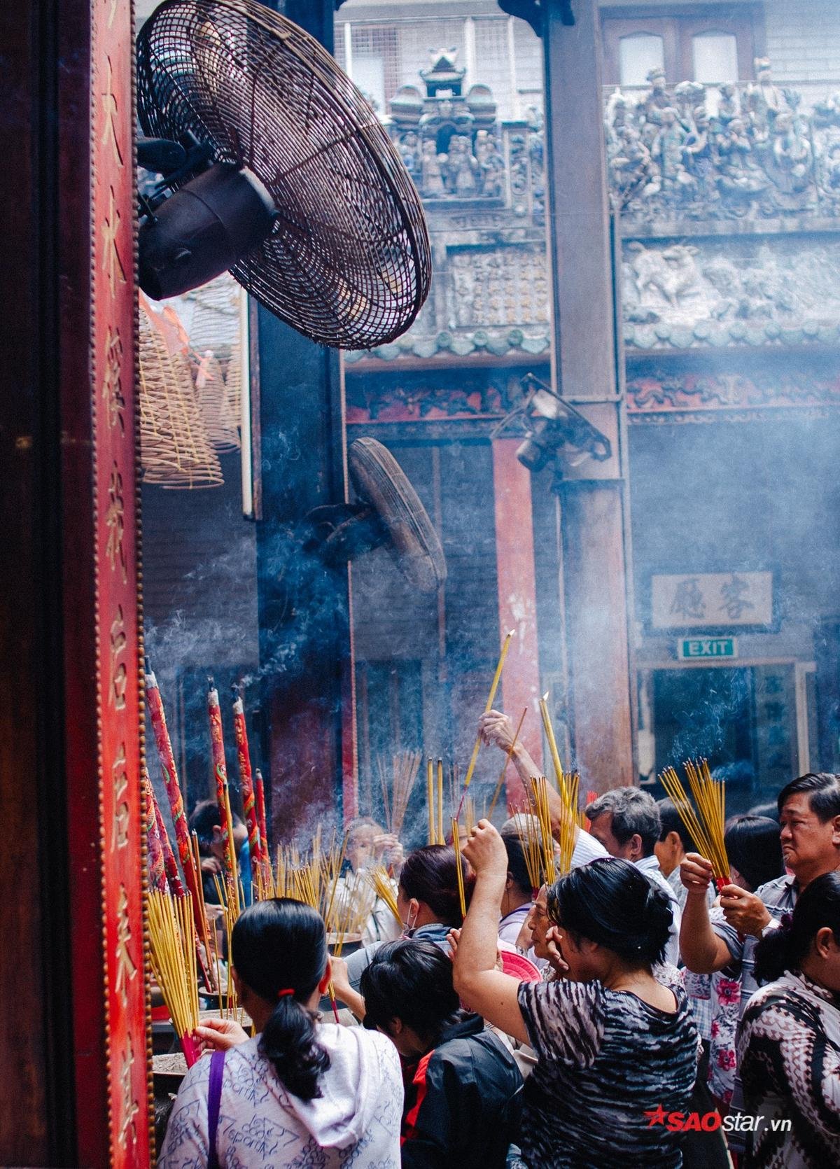 Hàng trăm người đổ về chùa Bà ngày rằm tháng Giêng, nhân viên gom nhang liên tục vì quá tải Ảnh 9