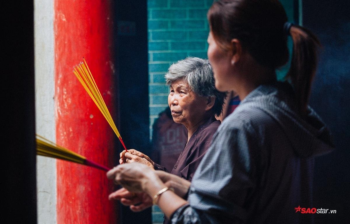 Hàng trăm người đổ về chùa Bà ngày rằm tháng Giêng, nhân viên gom nhang liên tục vì quá tải Ảnh 3