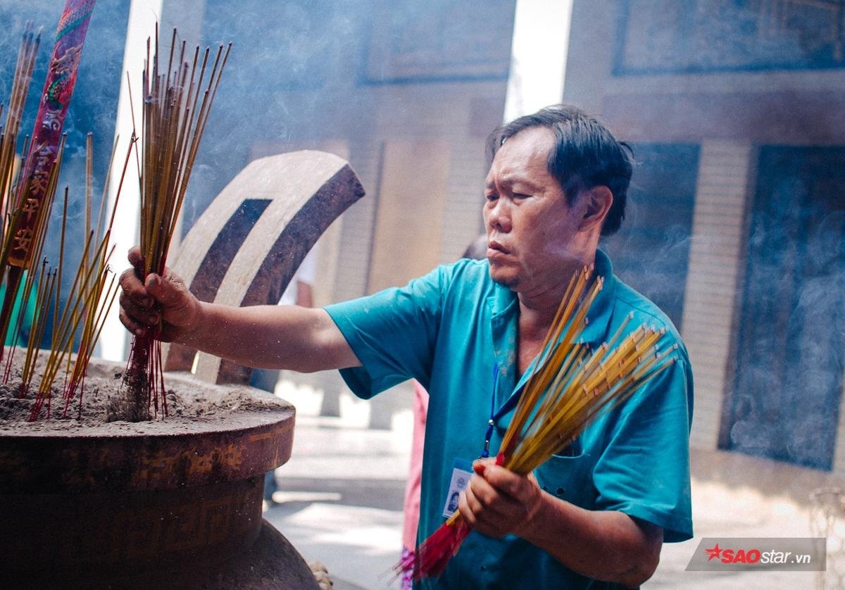 Hàng trăm người đổ về chùa Bà ngày rằm tháng Giêng, nhân viên gom nhang liên tục vì quá tải Ảnh 7