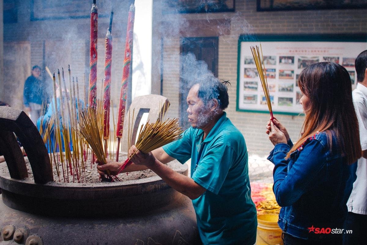 Hàng trăm người đổ về chùa Bà ngày rằm tháng Giêng, nhân viên gom nhang liên tục vì quá tải Ảnh 6