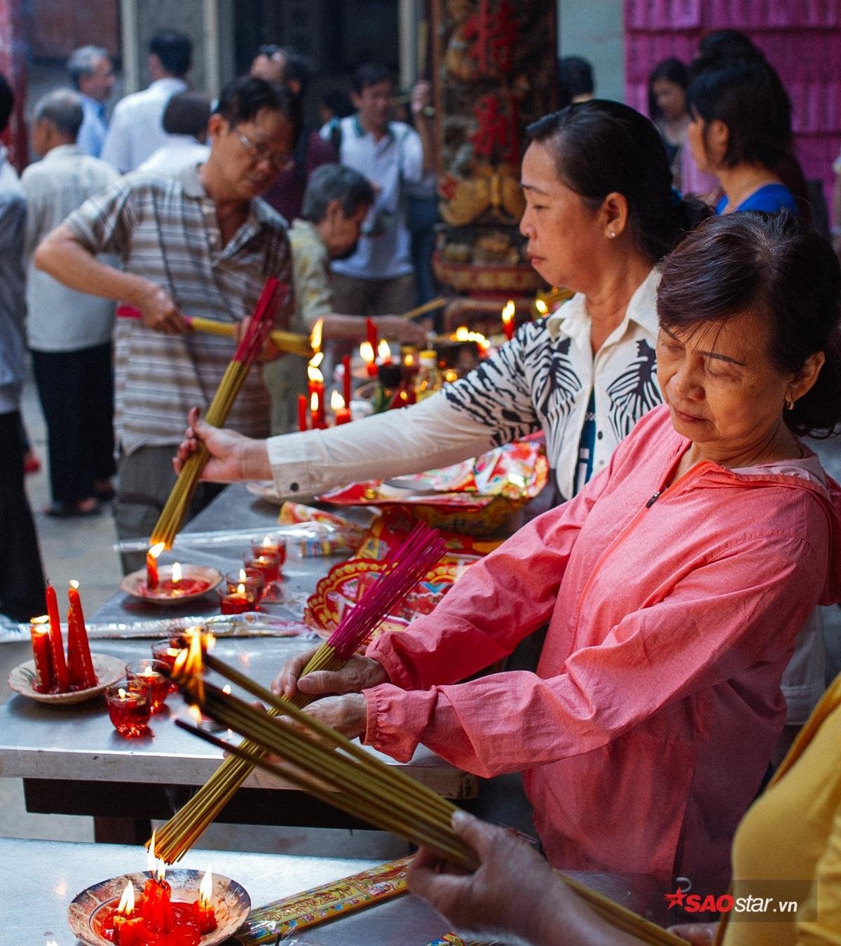 Hàng trăm người đổ về chùa Bà ngày rằm tháng Giêng, nhân viên gom nhang liên tục vì quá tải Ảnh 1