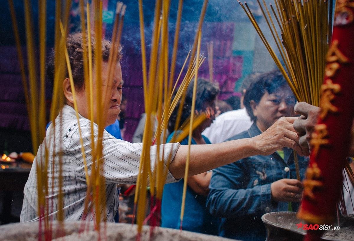 Hàng trăm người đổ về chùa Bà ngày rằm tháng Giêng, nhân viên gom nhang liên tục vì quá tải Ảnh 4