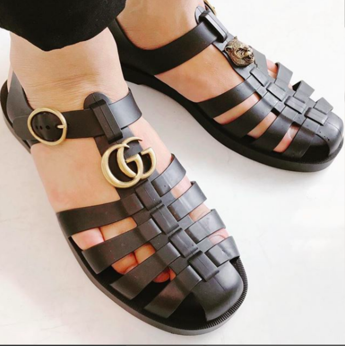 Duy Khánh tậu giày 'gây bão' của Gucci, Hương Giang rạng ngời trên đường phố Thái Lan Ảnh 2