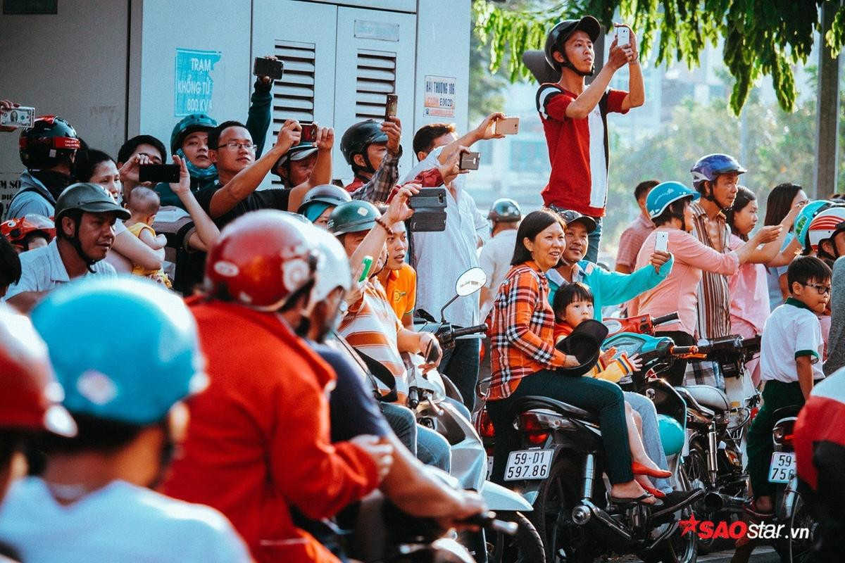 Nghìn người đội nắng xem Bát Tiên giáng trần, đường phố kẹt cứng trong ngày Tết Nguyên tiêu Ảnh 5