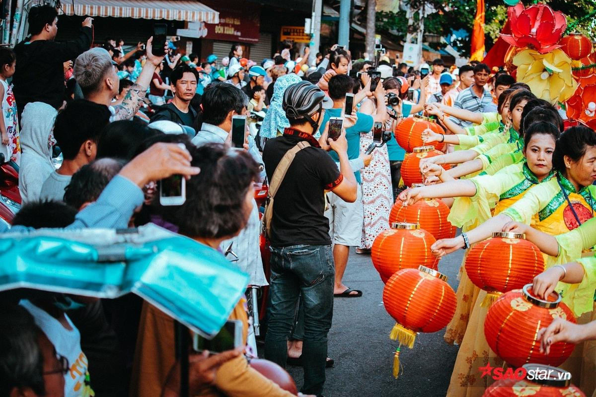 Nghìn người đội nắng xem Bát Tiên giáng trần, đường phố kẹt cứng trong ngày Tết Nguyên tiêu Ảnh 4