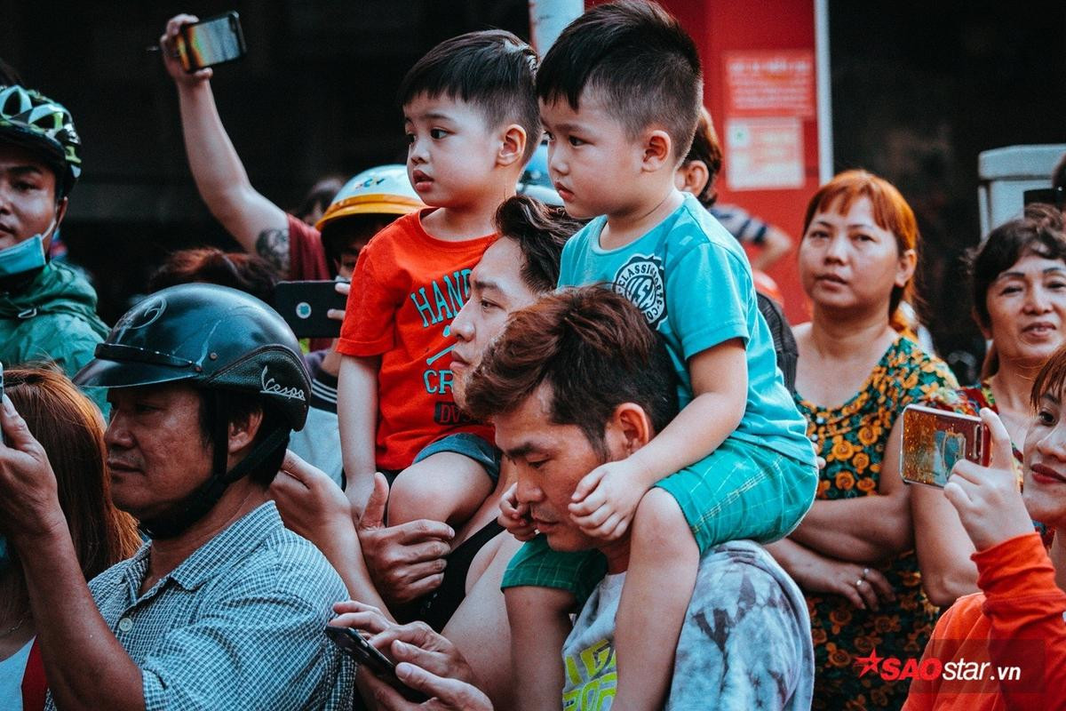 Nghìn người đội nắng xem Bát Tiên giáng trần, đường phố kẹt cứng trong ngày Tết Nguyên tiêu Ảnh 12