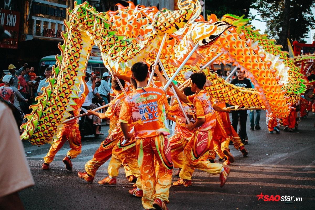 Nghìn người đội nắng xem Bát Tiên giáng trần, đường phố kẹt cứng trong ngày Tết Nguyên tiêu Ảnh 1