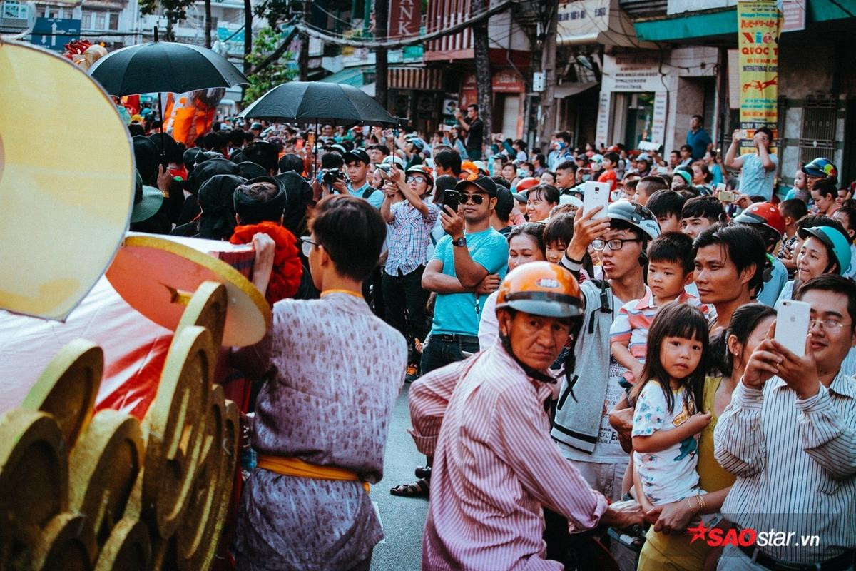 Nghìn người đội nắng xem Bát Tiên giáng trần, đường phố kẹt cứng trong ngày Tết Nguyên tiêu Ảnh 6