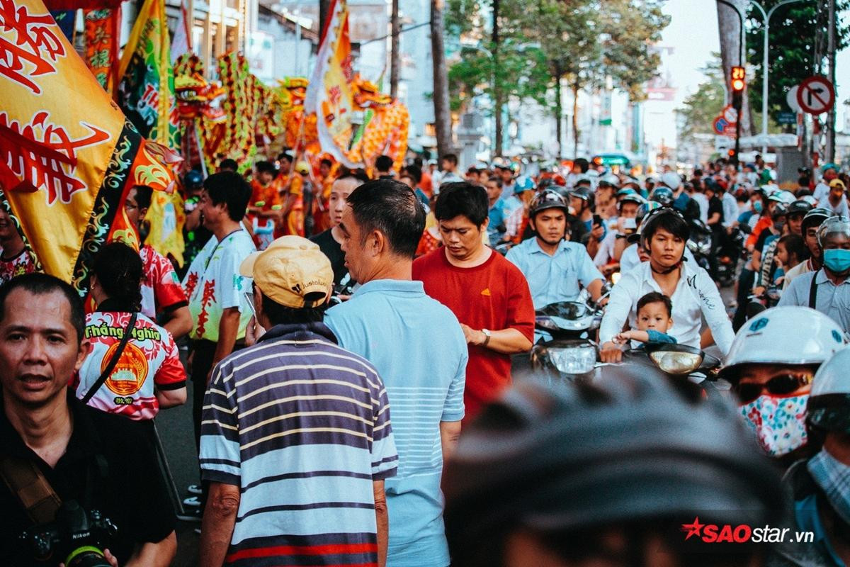 Nghìn người đội nắng xem Bát Tiên giáng trần, đường phố kẹt cứng trong ngày Tết Nguyên tiêu Ảnh 13