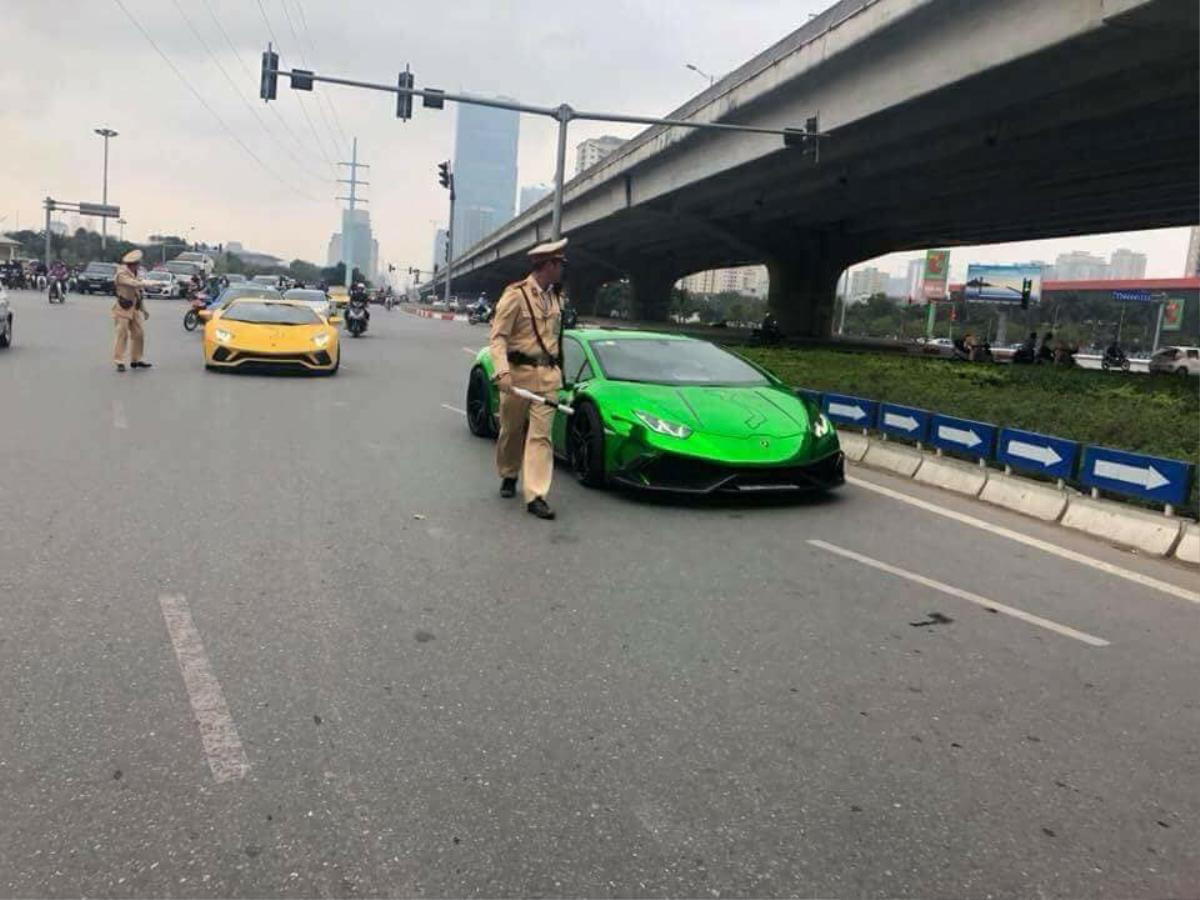 2 siêu xe Lamborghini bất ngờ bị CSGT ra hiệu dừng lại Ảnh 1