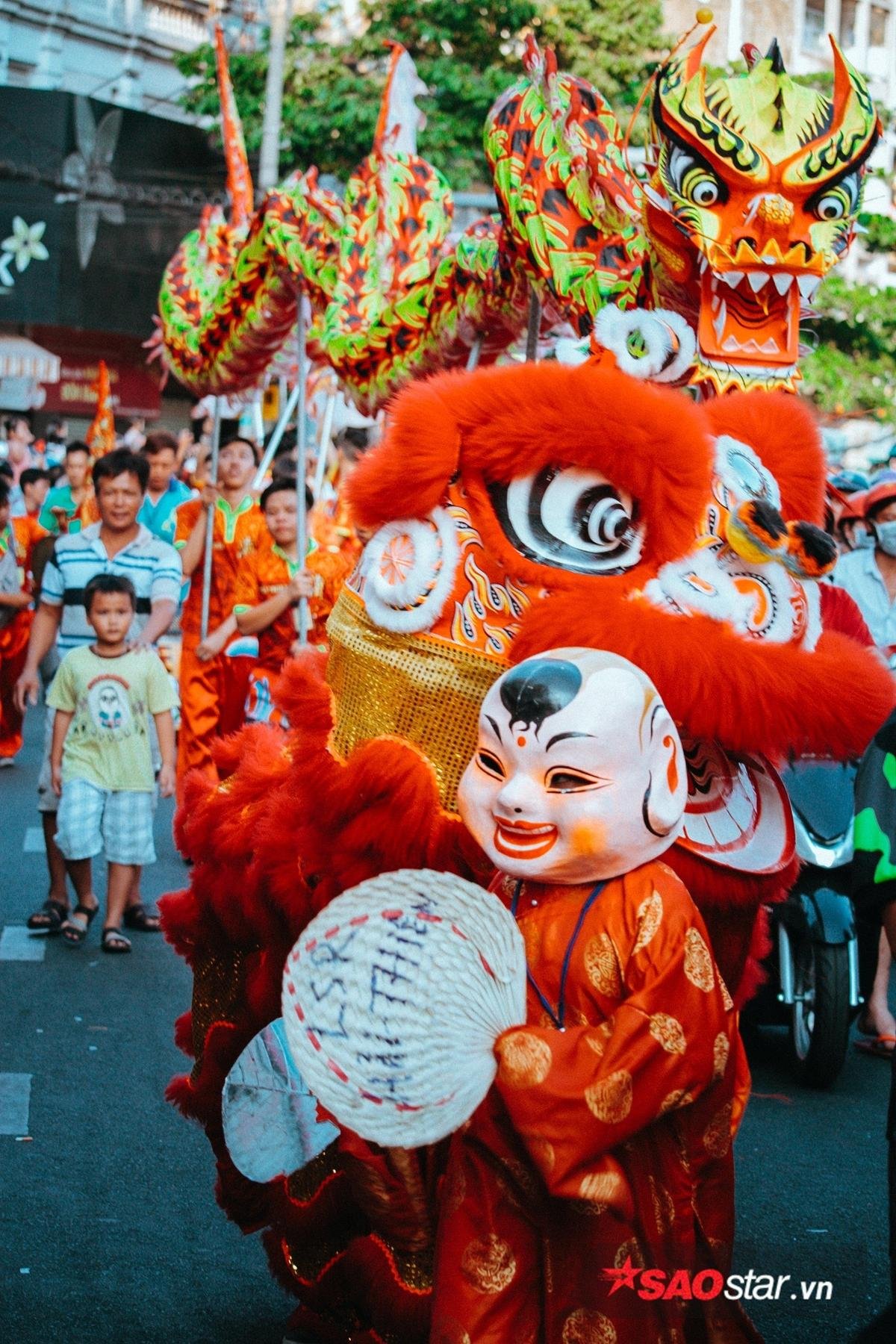 Mãn nhãn với 1.000 'Bát Tiên giáng trần' trong lễ hội Tết Nguyên Tiêu ở phố người Hoa Ảnh 8