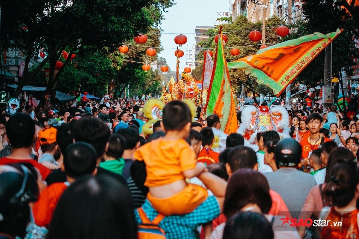 Mãn nhãn với 1.000 'Bát Tiên giáng trần' trong lễ hội Tết Nguyên Tiêu ở phố người Hoa Ảnh 13