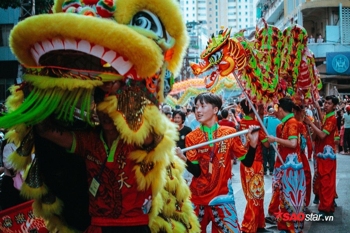 Mãn nhãn với 1.000 'Bát Tiên giáng trần' trong lễ hội Tết Nguyên Tiêu ở phố người Hoa Ảnh 11